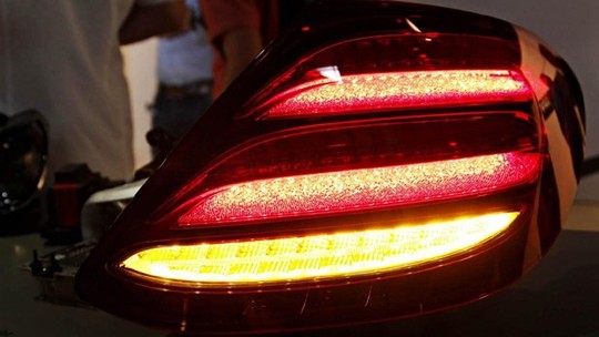 Vaza imagem da lanterna traseira do novo Mercedes-Benz Classe E