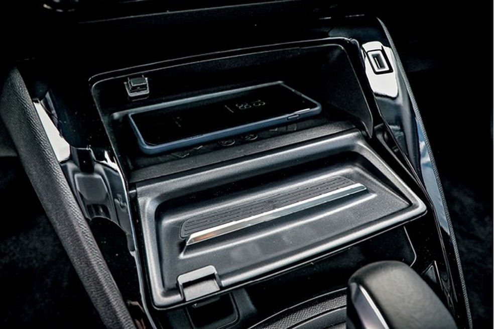 Porta-objetos esconde o carregador por indução, daquele tipo sem fio (Foto: Rafael Munhoz) — Foto: Auto Esporte