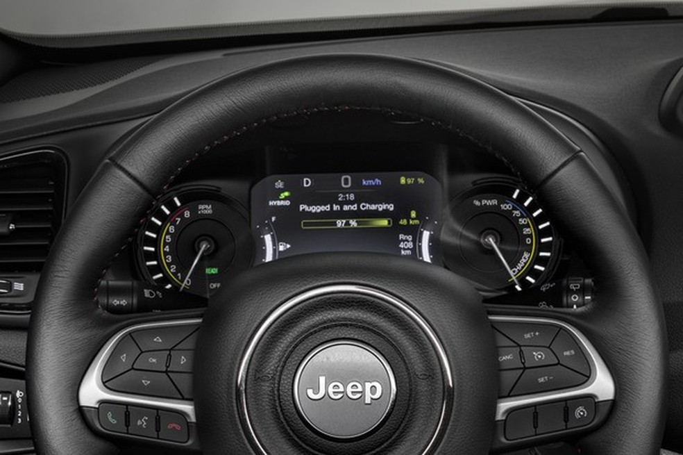 O cluster tem um novo desenho e mostra informações do sistema híbrido (Foto: Divulgação) — Foto: Auto Esporte