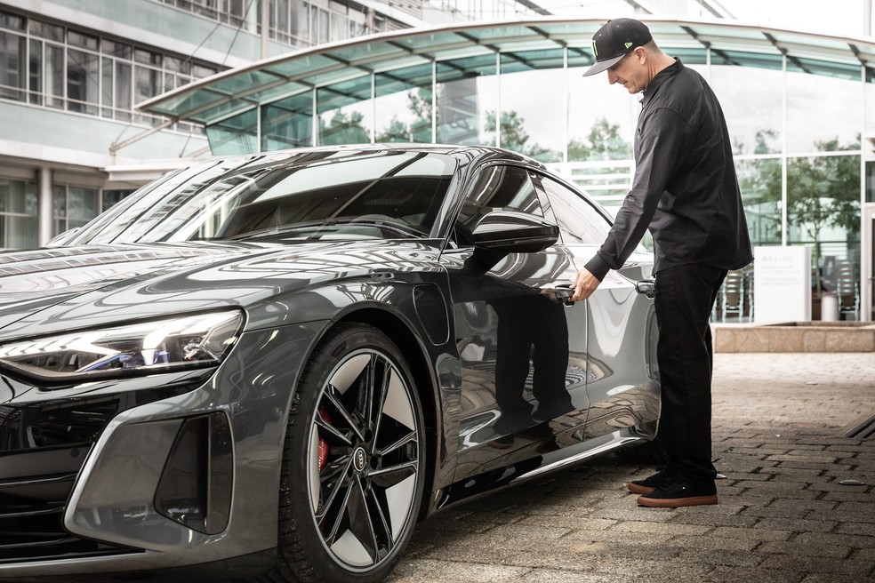 Ken Block teve a chance de experimentar o novo RS e-tron GT; piloto vai trabalhar com mobilidade na marca alemã — Foto: Divulgação