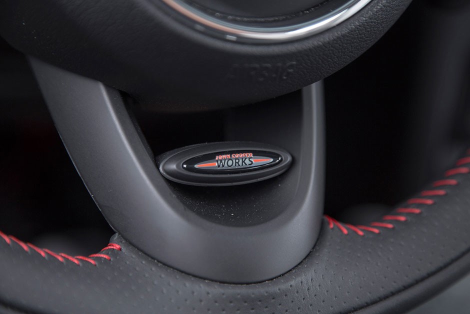 Emblema no volante do Mini Clubman