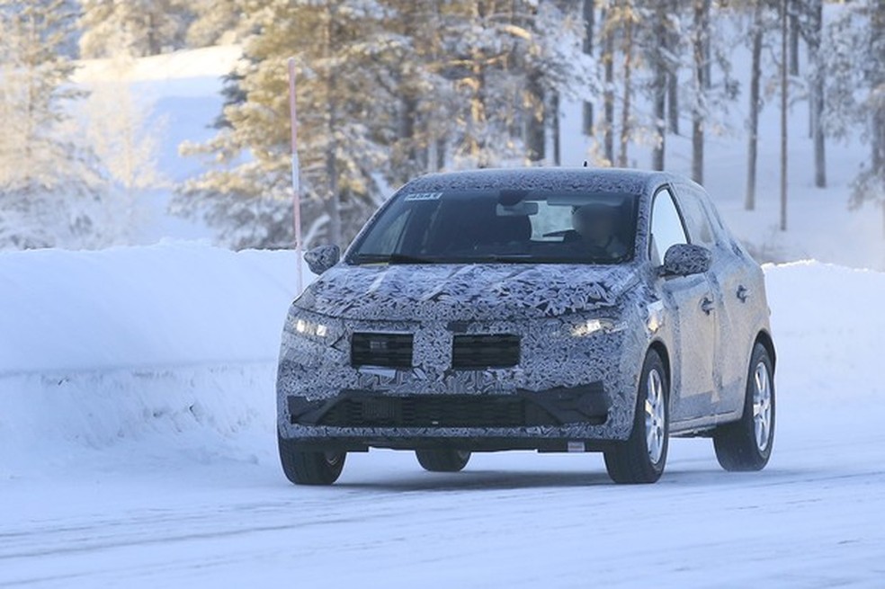 Dacia Sandero foi flagrado em testes no norte da Europa (Foto: Automedia) — Foto: Auto Esporte