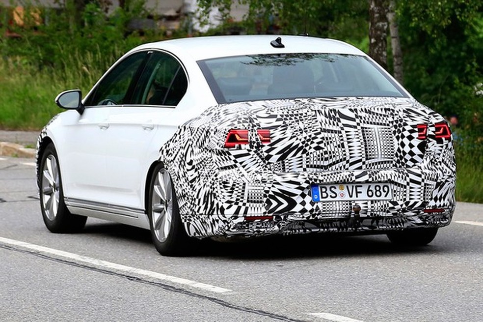 Traseira do Passat conta com lanternas redesenhadas (Foto: AutoMedia/Auto News Brasil) — Foto: Auto Esporte