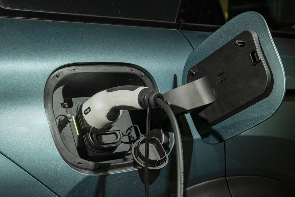 Jaecoo 7 pode ser carregado em corrente contínua, algo nem sempre disponível em carros PHEV — Foto: Renato Durães/Auto News Brasil
