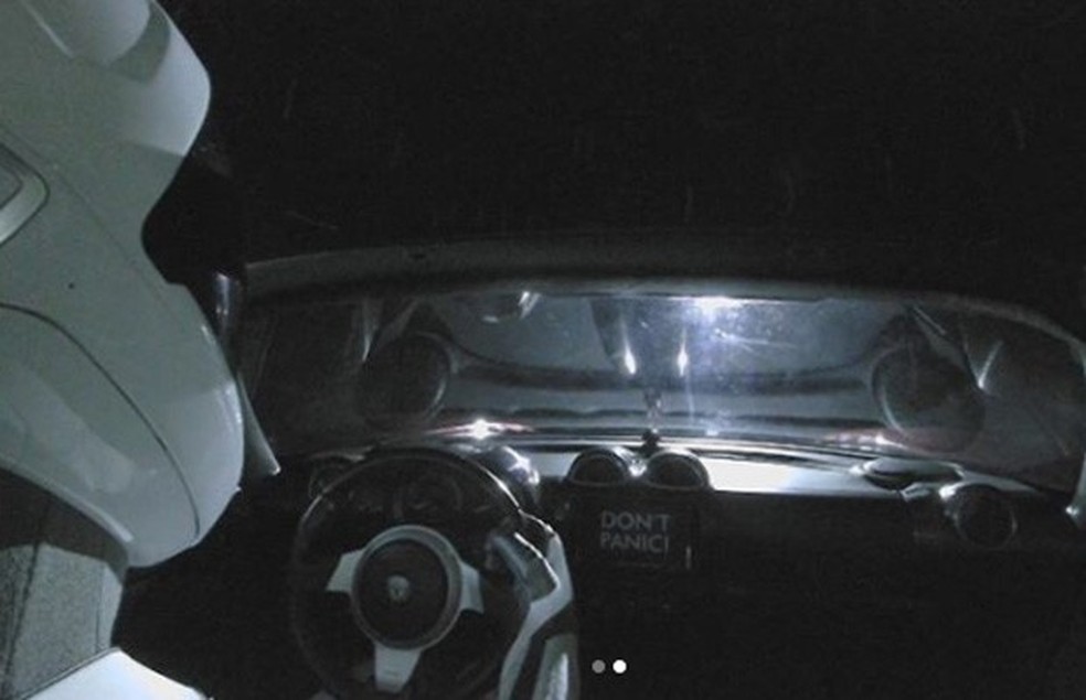 Tesla Roadster foi lançado ao espaço a bordo do foguete (Foto: ) — Foto: Auto Esporte