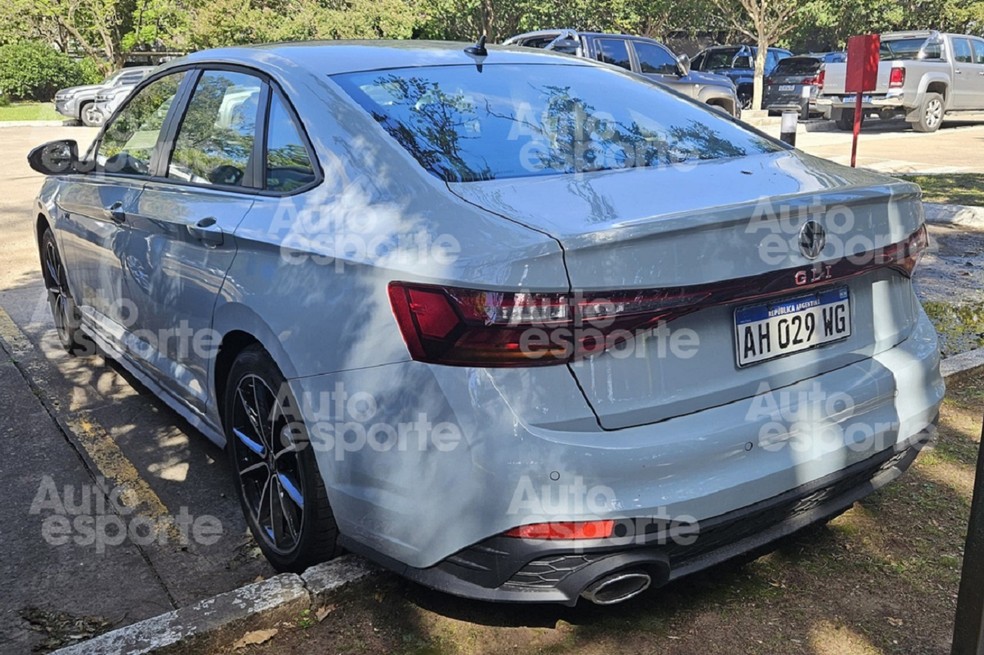 Volkswagen Jetta GLI ficou mais "incrementado" com o friso interligando as lanternas — Foto: Leonardo Felix/Auto News Brasil