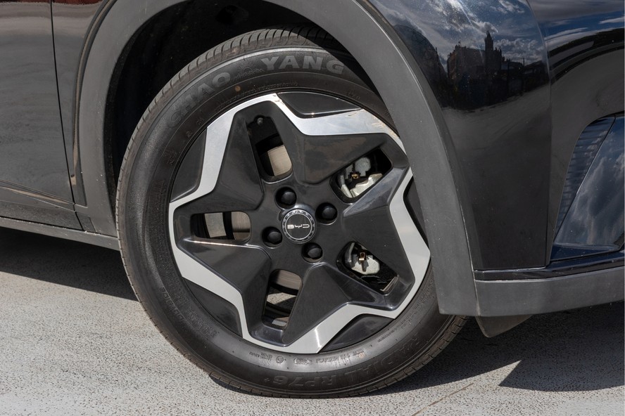 Especialista destaca principais diferenças entre os pneus de carros a combustão e de carros elétricos e híbridos