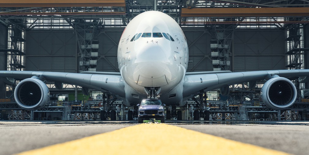 Porsche Cayenne tirou um Airbus A380 de hangar em aeroporto de Paris — Foto: Divulgação