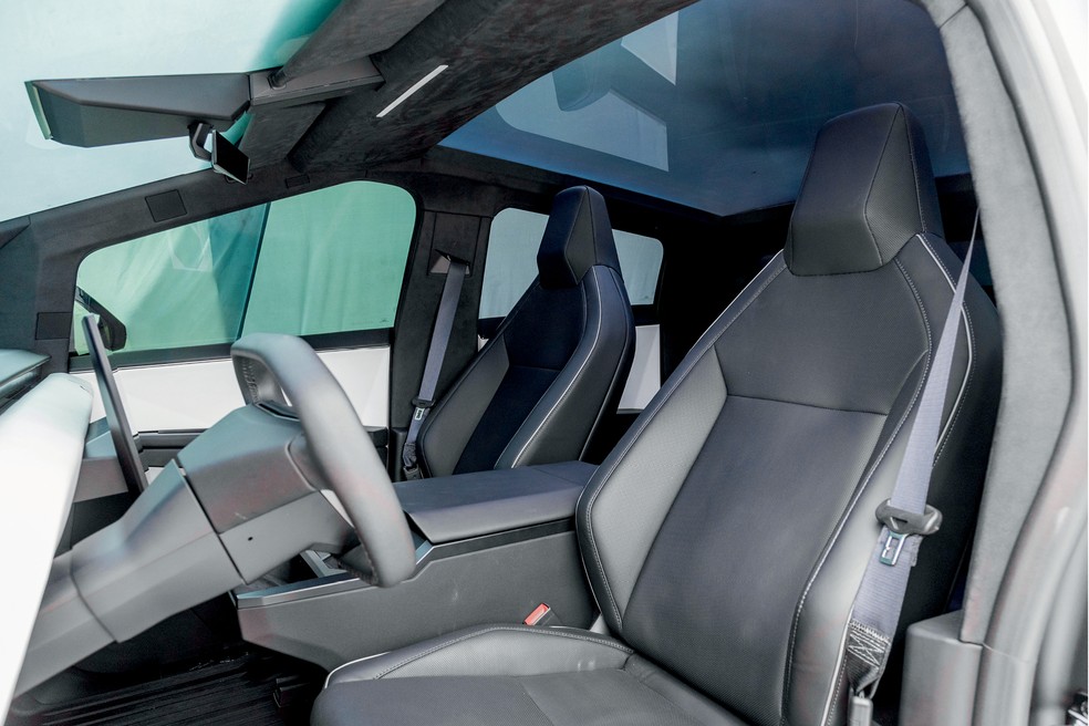 Cabine da Cybertruck é feita com materiais de qualidade, mas poderia ser mais prática — Foto: Renato Durães/Auto News Brasil