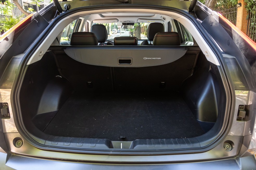 Porta-malas do GAC GS4 tem 490 litros de capacidade segundo a fabricante, ou seja, 80 litros a mais que o do Jeep Compass — Foto: Renato Durães/Auto News Brasil