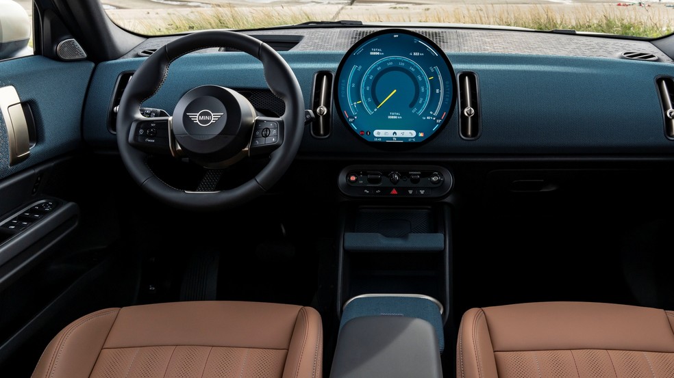 Mini Countryman traz central redonda que reúne painel de instrumentos e multimídia  — Foto: Divulgação