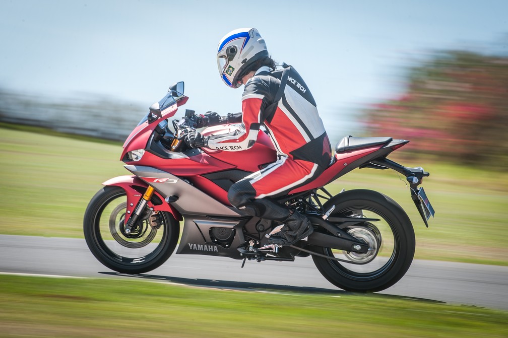 Yamaha YZF-R3 2020 é avaliada na pista — Foto: Gustavo Epifanio/Divulgação