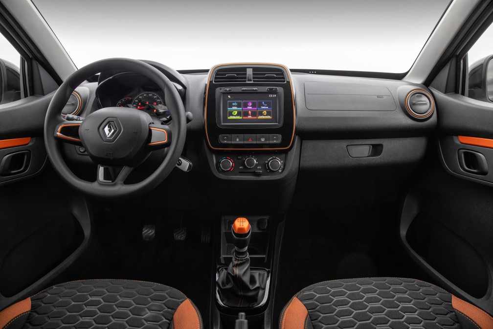 Interior do Kwid Outsider tem diversos detalhes em laranja — Foto: Divulgação/Renault