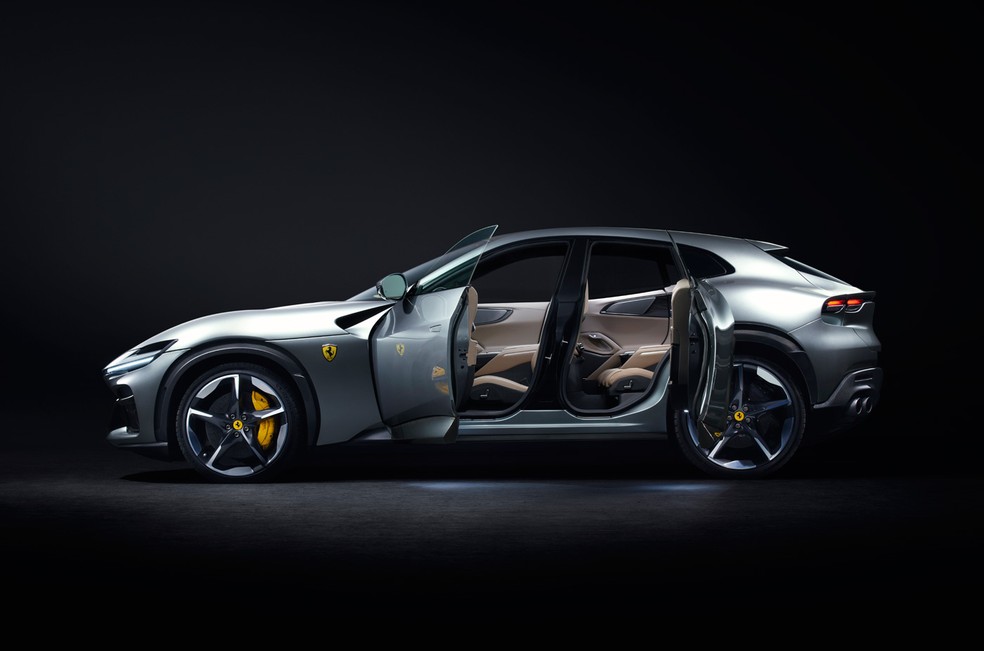 Portas suicidas são bem comuns em modelos da Rolls-Royce, mas inéditas na Ferrari — Foto: Divulgação
