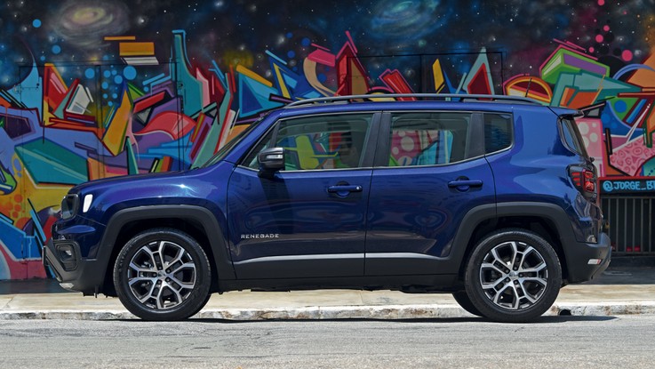Jeep Renegade Longitude - Lateral tem novo desenho nas rodas aro 18 e inscrição Renegade com fonte mais elegante