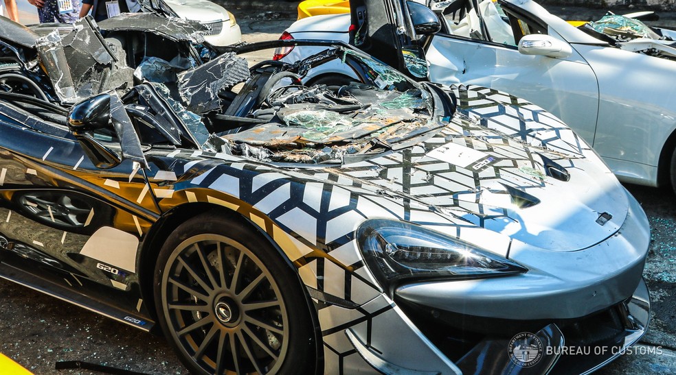 Que dó! McLaren 620R ficou totalmente destruído — Foto: Reprodução/Facebook