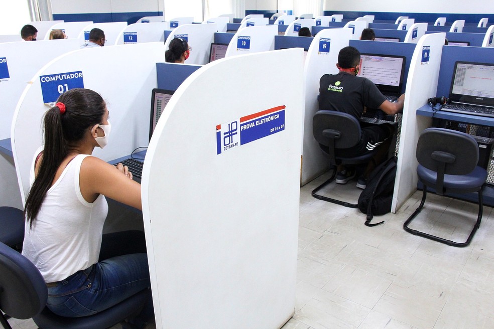 Apesar do curso teórico para tirar CNH se tornar online, exame continuará sendo exigido no processo de emissão do documento — Foto: Paulo Maciel/Detran PE