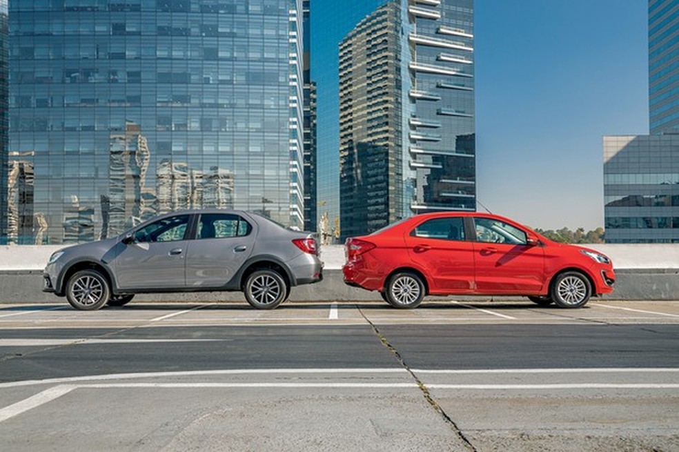 Renault Logan Iconic e Ford Ka Sedan Titanium (Foto: Marcos Camargo/Auto News Brasil) — Foto: Auto Esporte
