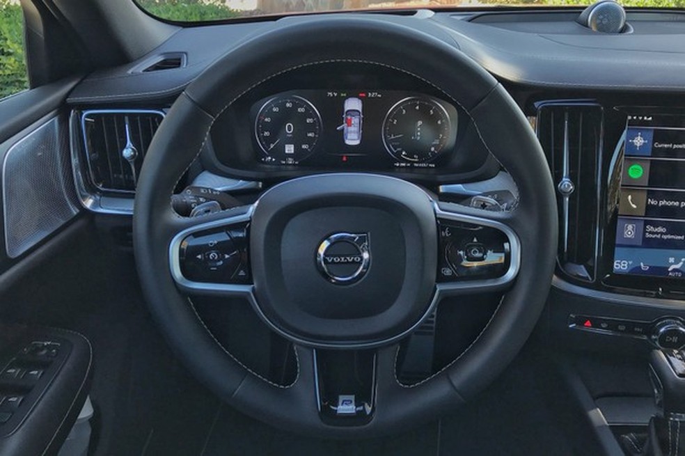 Cabine do S60 é chique e tem recursos de ponta (Foto: Diogo de Oliveira/Auto News Brasil) — Foto: Auto Esporte