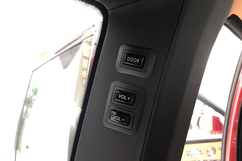 Para fechar as portas do Rolls-Royce Cullinan, basta apertar os botões "door" que ficam nas colunas do carro (Foto: Autoesporte) — Foto: Auto Esporte