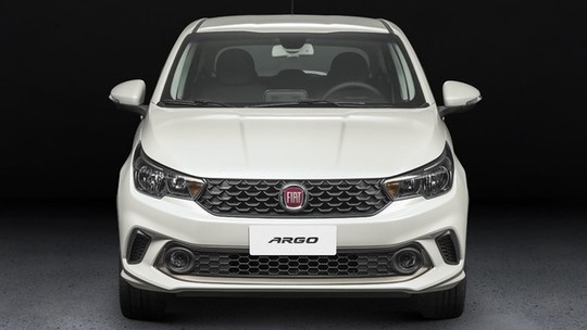 Fiat Argo fica até R$ 6.400 mais barato, mas abre mão de câmbio manual nas versões mais caras