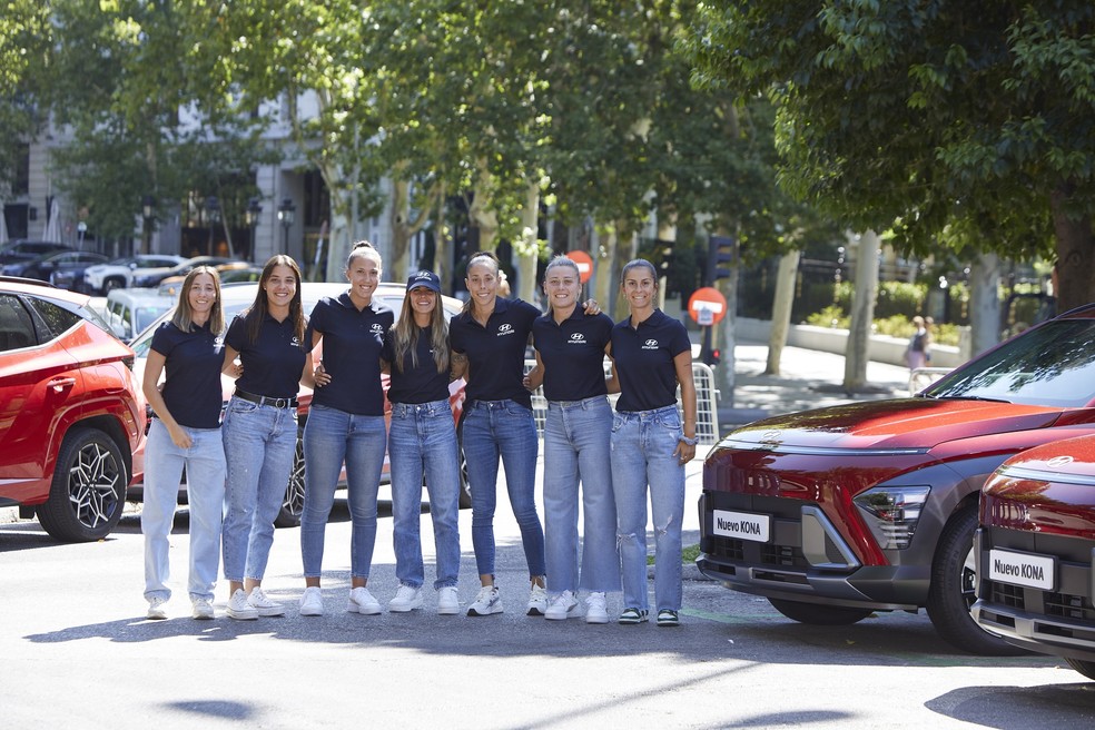 Jogadoras do Atlético de Madrid posam com seus novos carros  — Foto: Divulgação