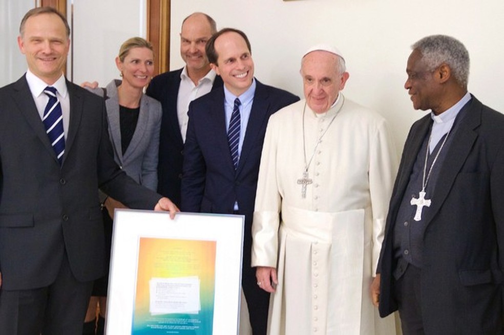 Papa Francisco Nissan Leaf (Foto: Divulgação) — Foto: Auto Esporte