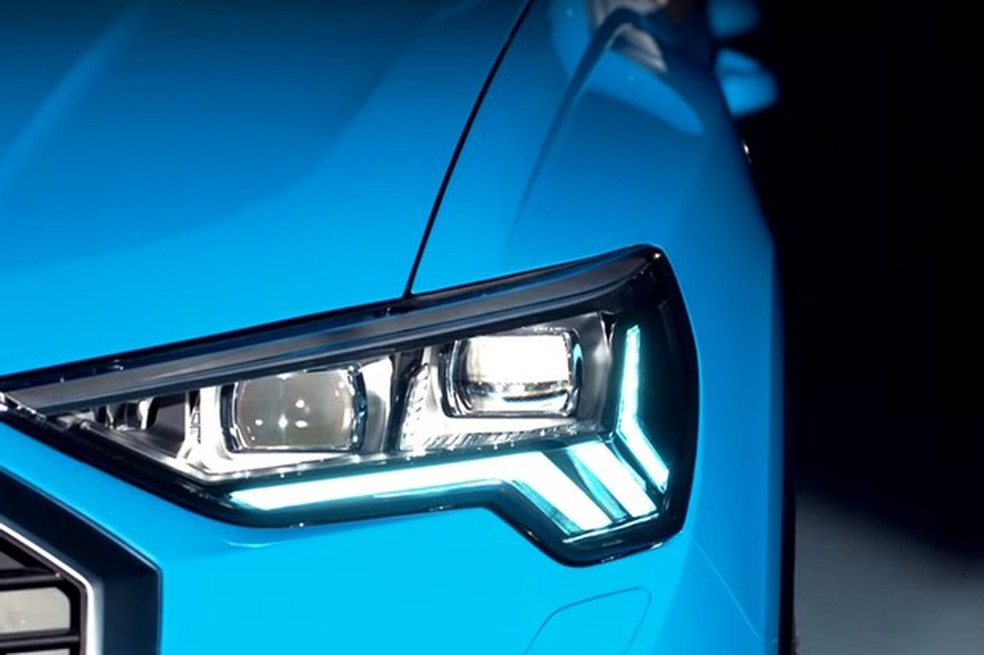 Vídeo mostra um dos faróis do novo Audi Q3 (Foto: Reprodução/Youtube) — Foto: Auto Esporte