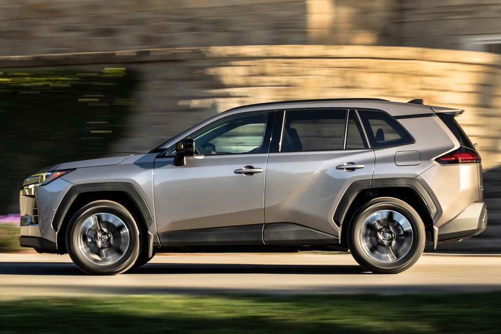 Toyota RAV4 tem bons 2,69 m de entre-eixos — Foto: Divulgação/Toyota