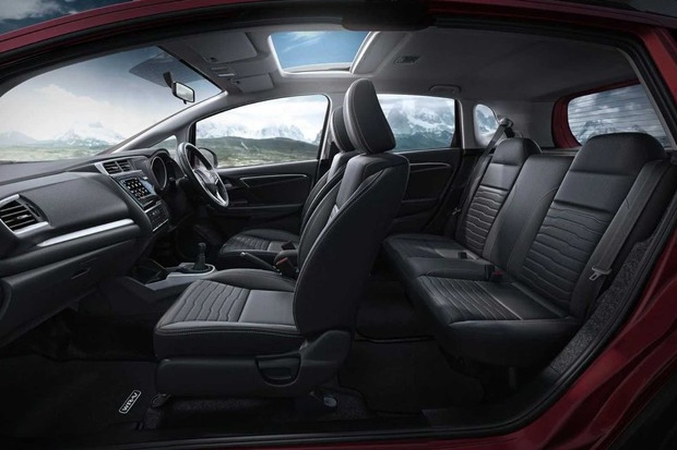 Interior teve apenas mudanças de acabamento e nova central (Foto: Divulgação) — Foto: Auto Esporte