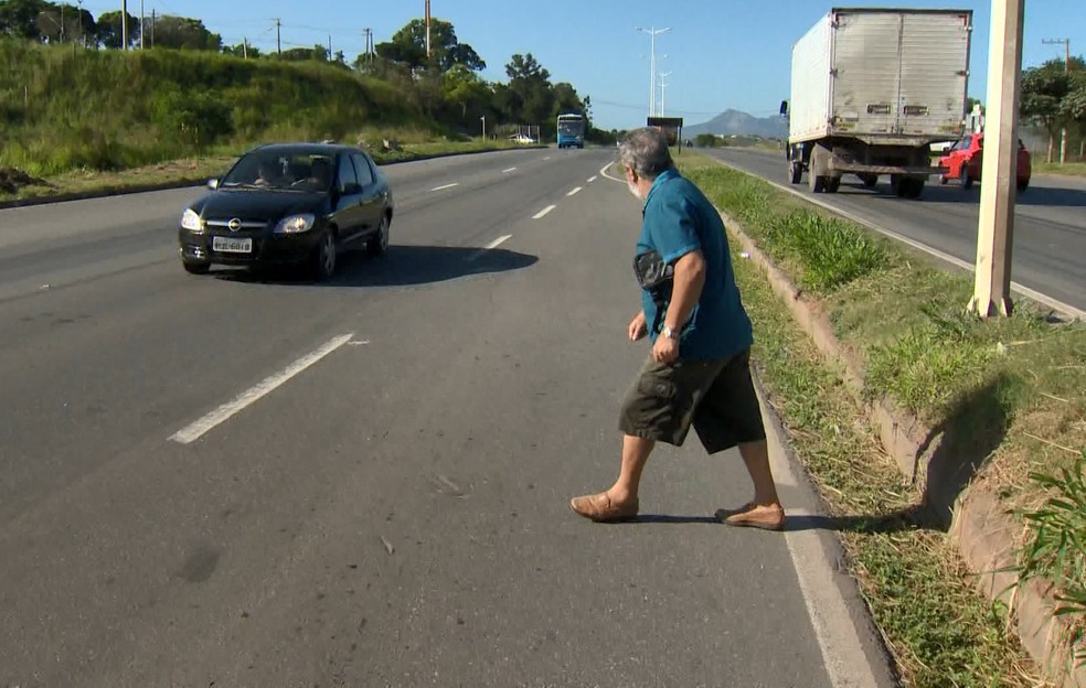Pedestre se arrisca para atravessar a Rodovia do Contorno, no Espírito Santo — Foto: Reprodução/ TV Gazeta