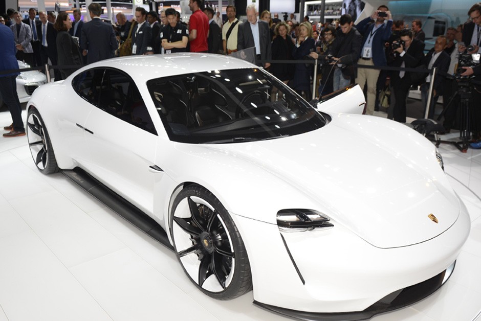 Conceito Porsche Mission E no Salão de Frankfurt 2015