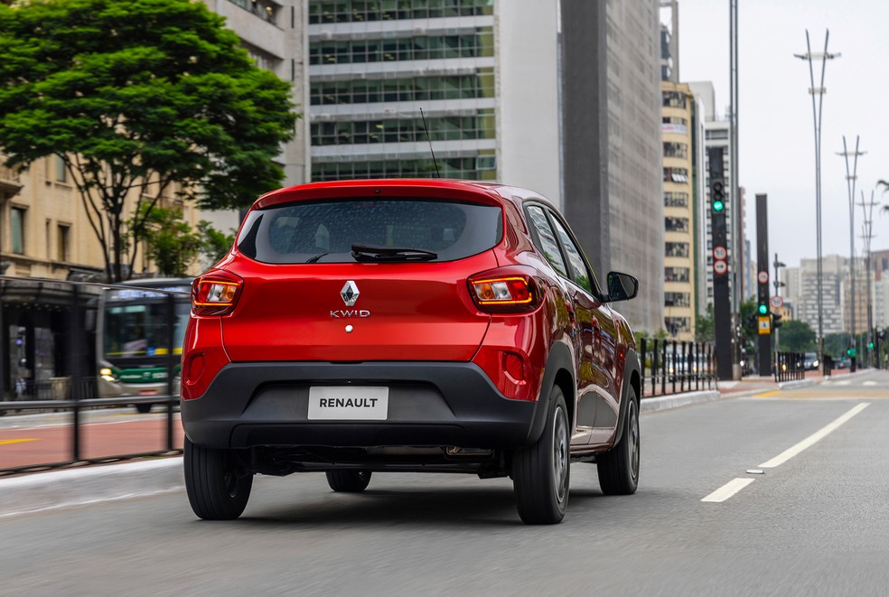 Renault Kwid 2023 Intense tem câmera de ré de série — Foto: Divulgação