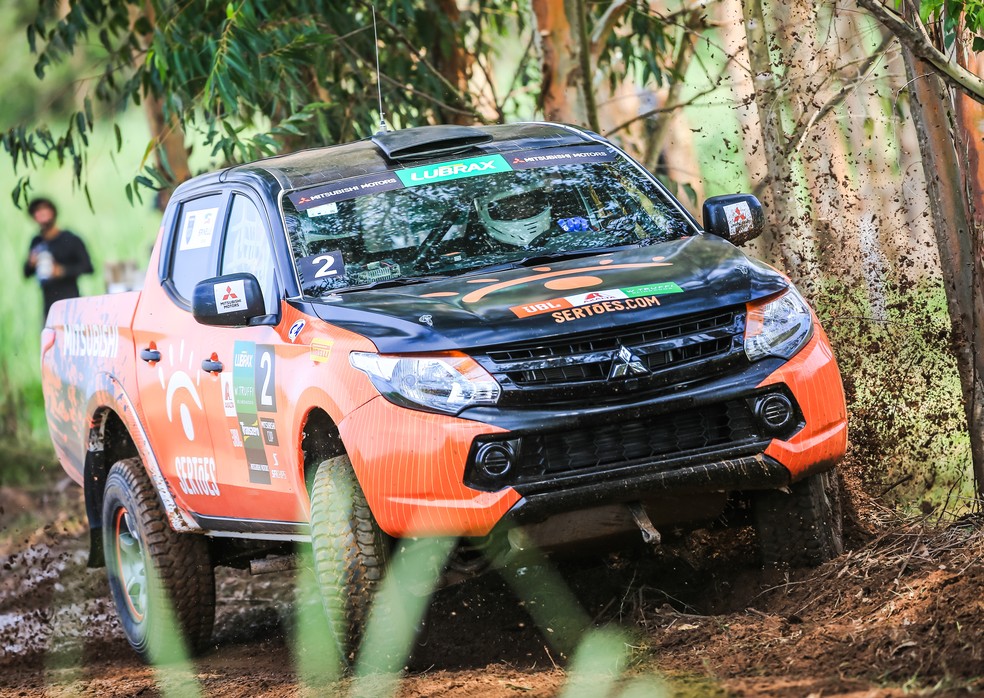 A aderência na pista pode mudar subitamente em trechos enlameados — Foto: Divulgação/Tom Papp