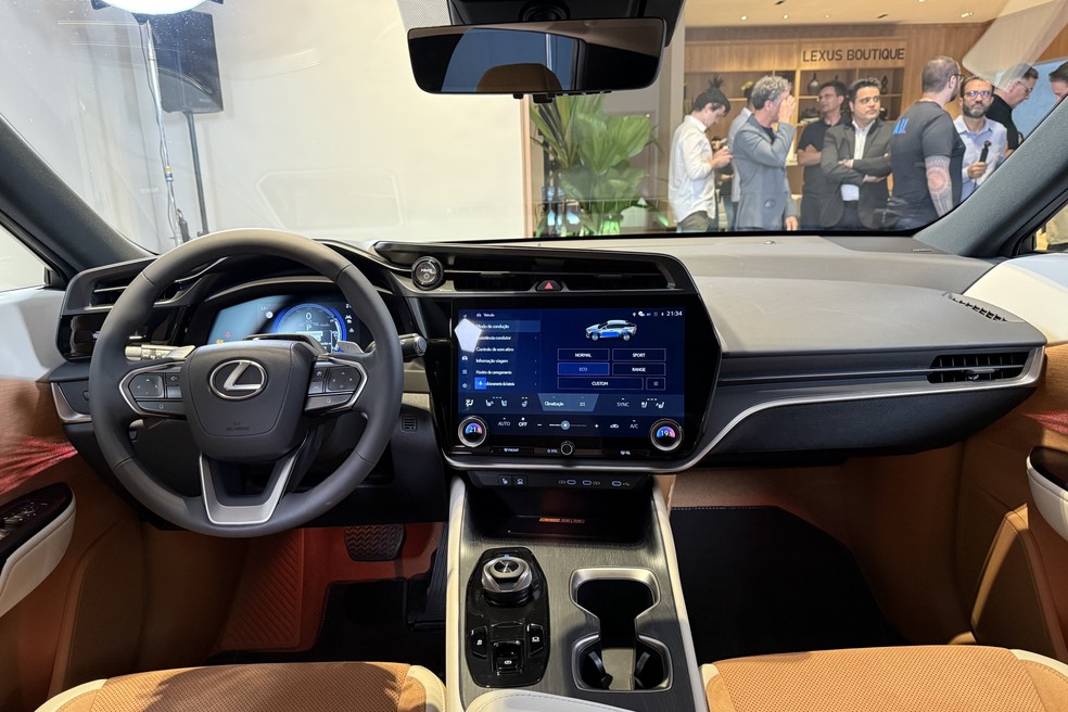 Lexus RZ tem o interior caramelo como uma das opções  — Foto: Cauê Lira