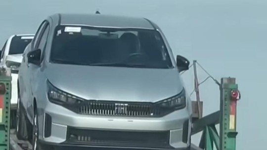 Flagra: Fiat Cronos 2026 vai ter frente inspirada no Grande Panda