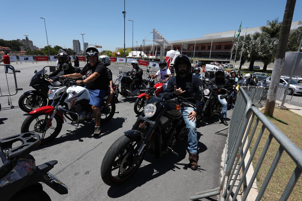 Visitantes chegam de moto no dia de abertura ao público do Salão Duas Rodas — Foto: Fábio Tito/G1