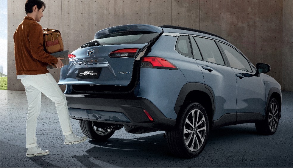 Porta-malas pode ser aberto passando o pé abaixo do para-choque — Foto: Divulgação/Toyota