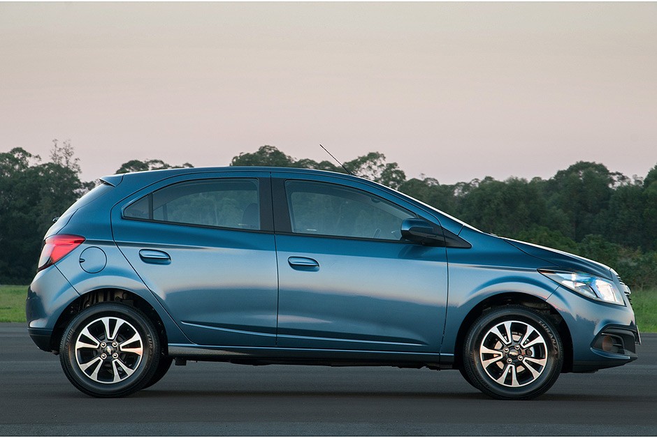 Chevrolet Onix LTZ automático (<a href="http://revistaautoesporte.autonewsbrasil.webbfinanceiro.com/Noticias/chevrolet/onix/noticia/2013/07/chevrolet-lanca-onix-e-prisma-com-cambio-automatico.html">saiba mais</a>)