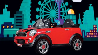 Mini Cooper Fabricante: Biemme Preço: R$ 1.699 Peso: 12,5 kg Velocidade máxima: 3 km/h Ponto positivo: bom espaço interno e câmbio bem localizado; entrada para cabo auxiliar Ponto negativo: painel todo adesivado e botões falsos