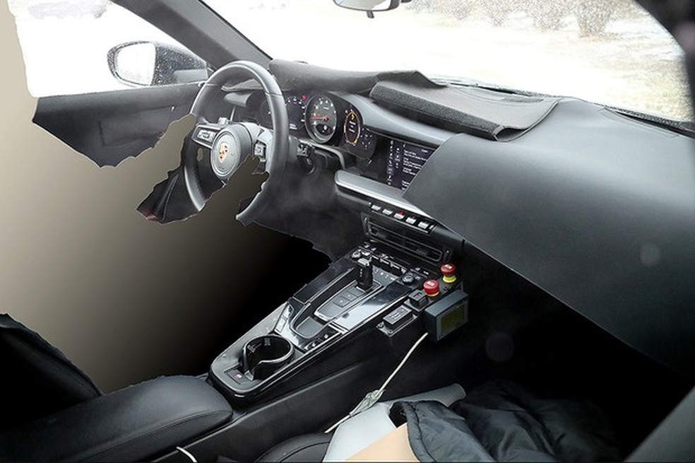 Novo Porsche 911 flagrado em testes (Foto: Automedia) — Foto: Auto Esporte