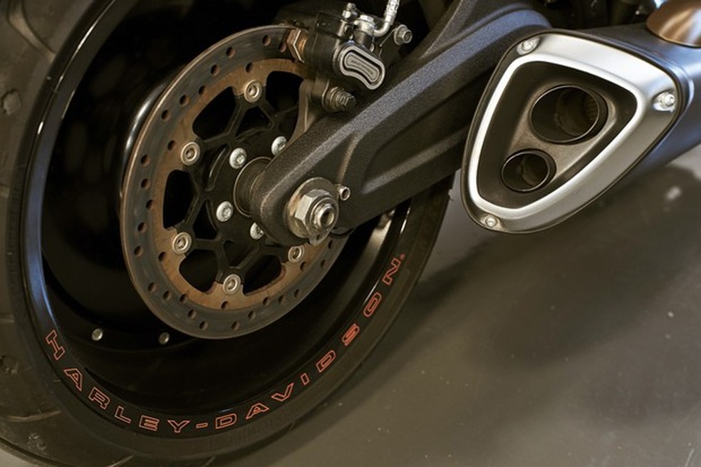 Ponteira do escapamento é elevada para não raspar nas curvas (Foto: Rodrigo Marques/Auto News Brasil) — Foto: Auto Esporte