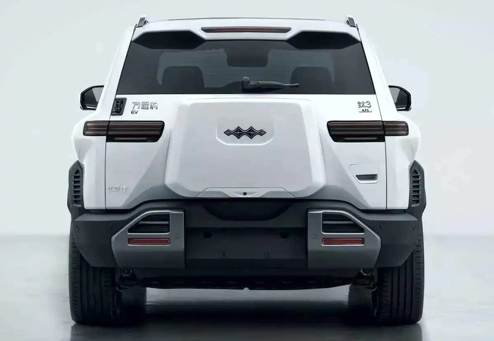 No lugar do estepe, o Bao 3, ou B3 no Brasil, traz um porta-objetos acrílico na tampa do porta-malas — Foto: Reprodução