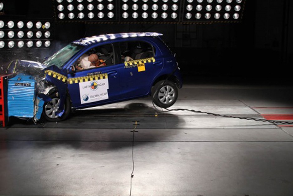 Toyota Etios com airbag duplo: 4 estrelas para passageiro adulto (nota 12,87/16,00) e 2 estrelas para passageiro infantil (nota 17,38/49,00)