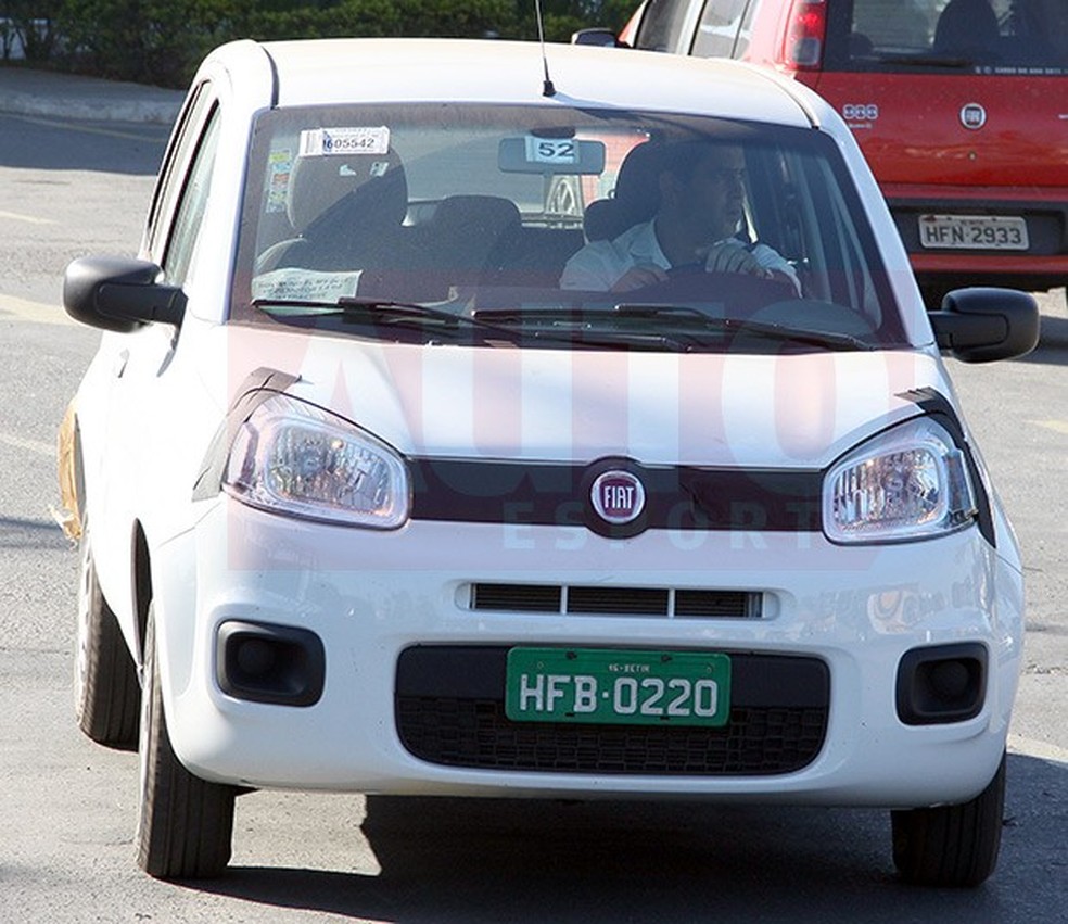 Fiat Uno flagrado na versão Attractive (Foto: Marlos Ney Vidal/Auto News Brasil) — Foto: Auto Esporte