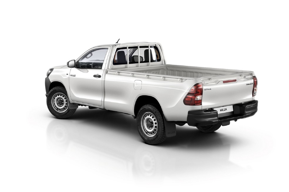 Com cabine simples, a Toyota Hilux STD tem caçamba com capacidade próxima de 1.200 litros. — Foto: Divulgação/Toyota