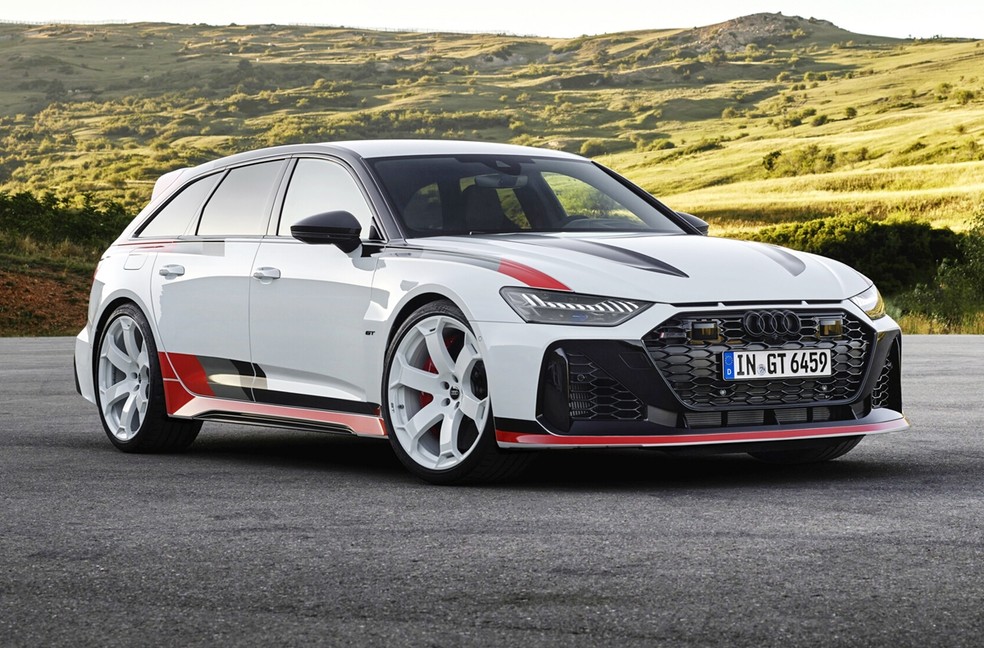  O motor da versão GT é exatamente o mesmo da Performance: 4.0 V8 biturbo a gasolina de 630 cv e 86,7 kgfm — Foto: autoesporte
