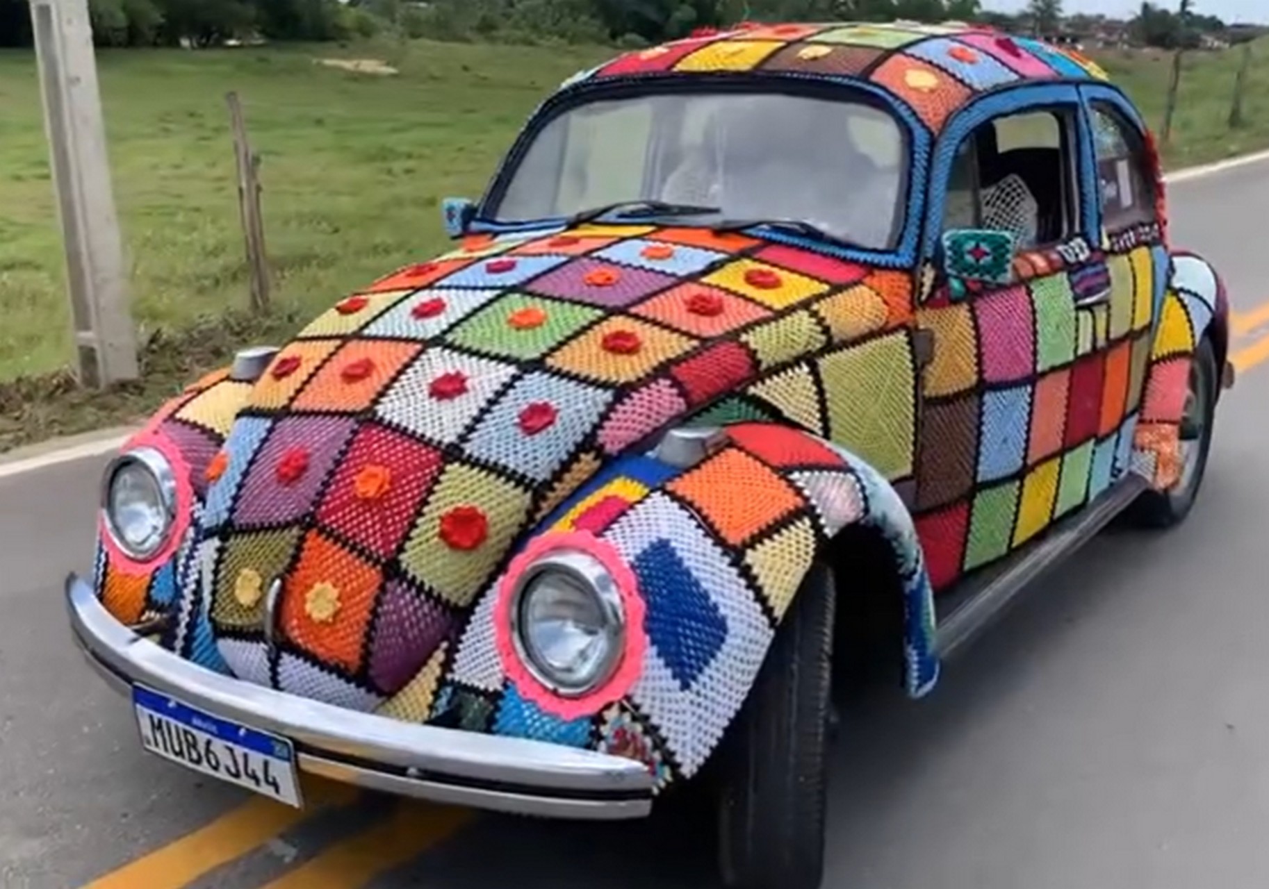 Artesã veste VW Fusca de crochê para vencer depressão: “Cura da alma”