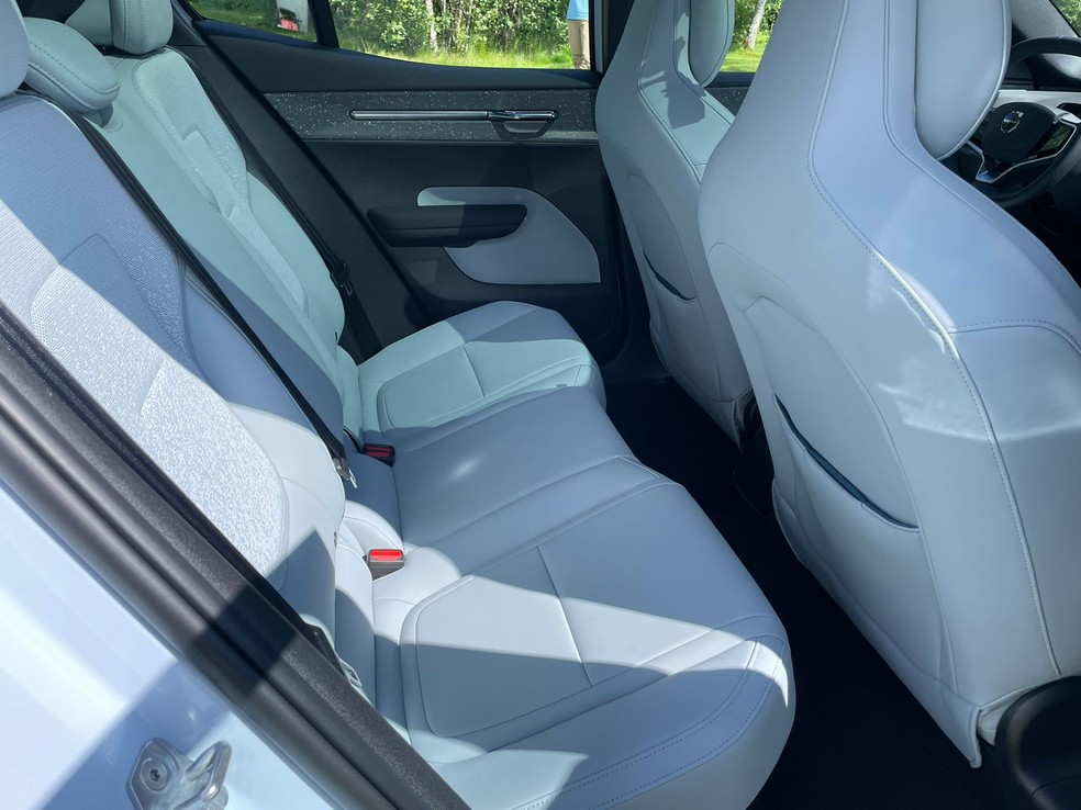 Passageiros altos vão sofrer no interior do Volvo EX30 — Foto: Cauê Lira/Auto News Brasil
