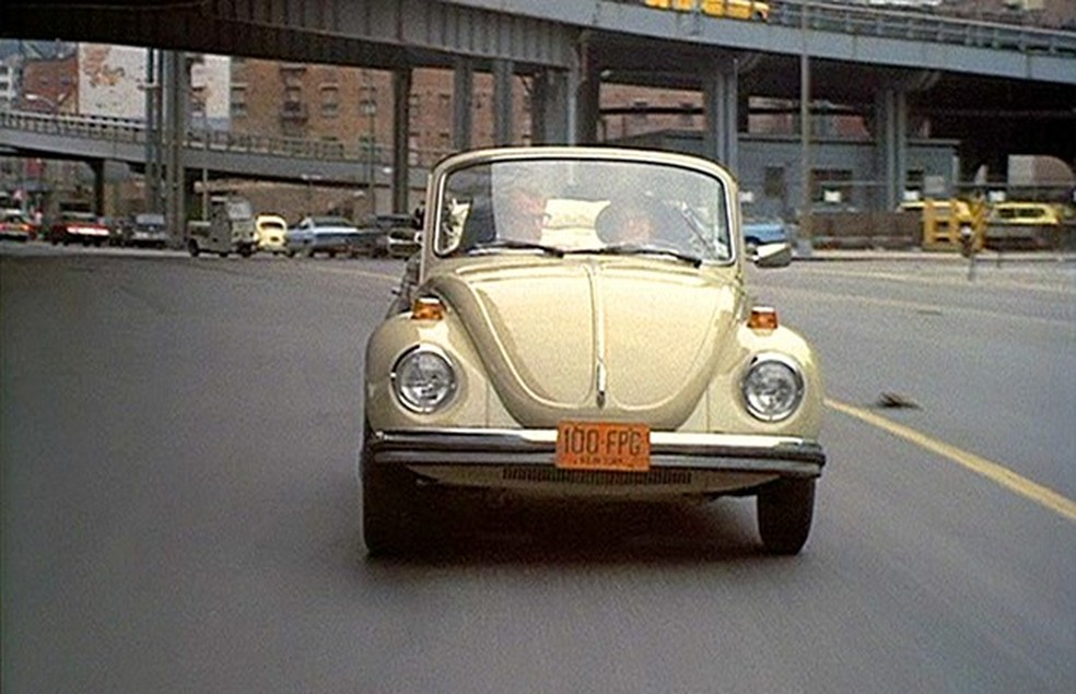 Em Noivo neurótico, noiva nervosa, o Volkswagen 1303 conversível é destaque (Foto: Divulgação) — Foto: Auto Esporte